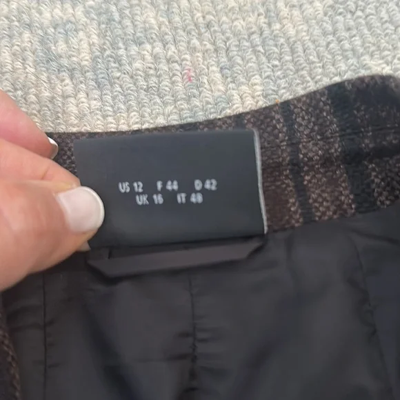 AKRIS size 12 US. Cashmere Jacket with belt and 3 button closure.